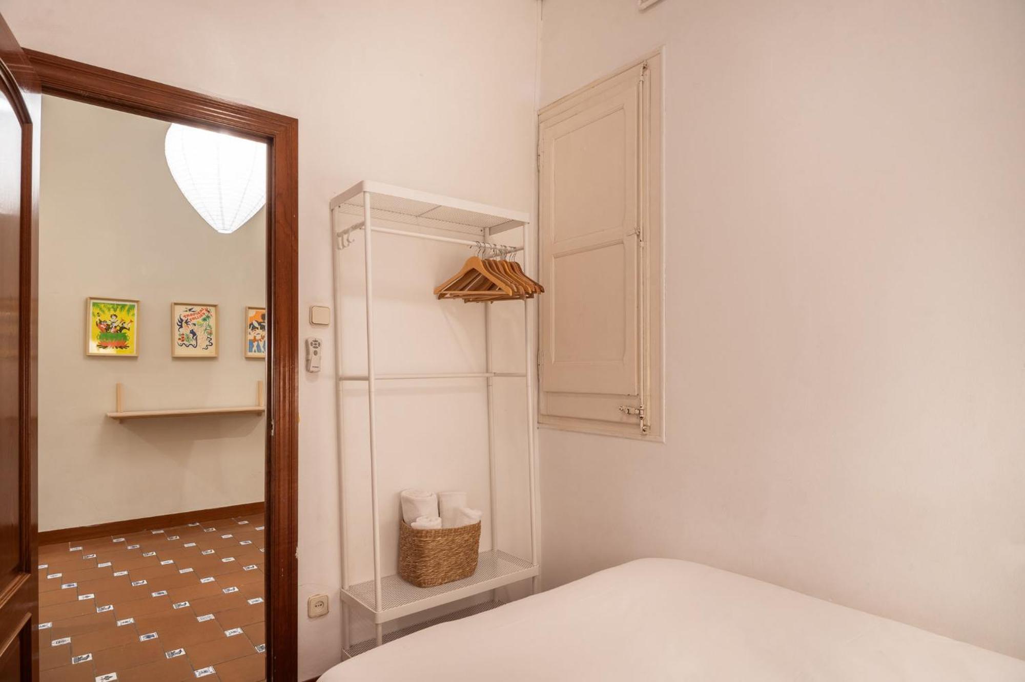 Spacious & Sunny Apt With Terrace In The City Center Барселона Екстер'єр фото